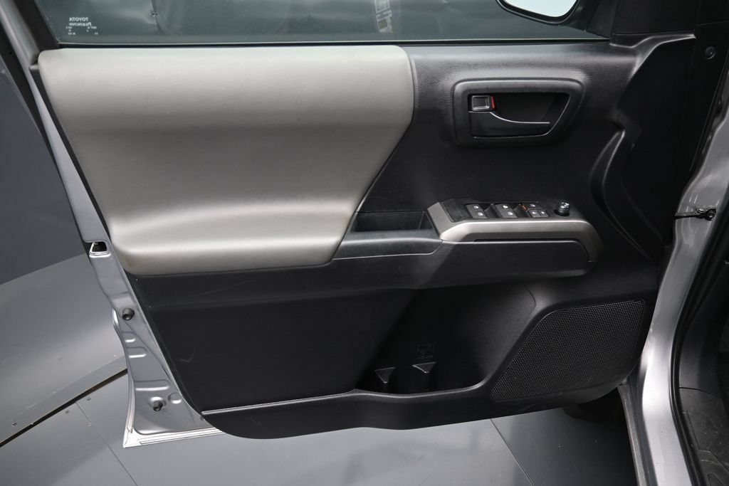 Certified 2020 Toyota Tacoma SR5 AWD/4WD image 11