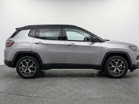 Used 2025 Jeep Compass Limited image 11