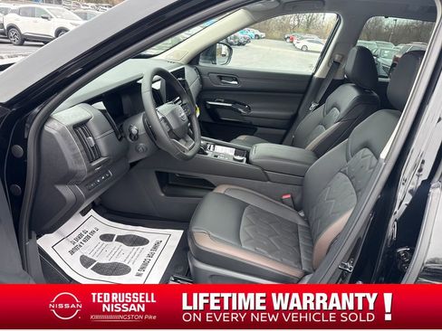 New 2026 Nissan Pathfinder Platinum image 9