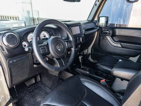 Used 2017 Jeep Wrangler Unlimited Rubicon w/ Cold Weather Group image 6