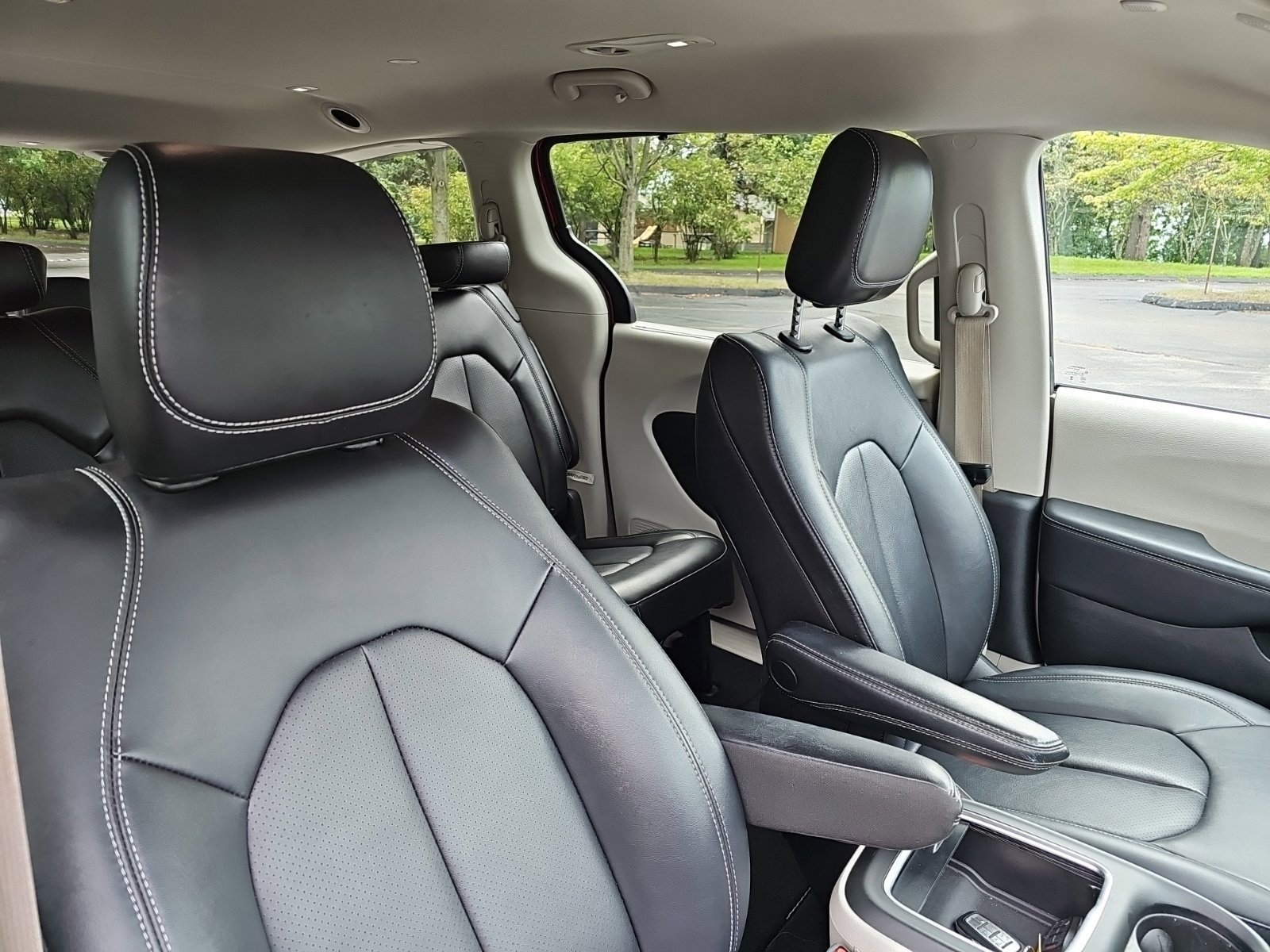 Used 2024 Chrysler Pacifica Touring-L FWD image 11