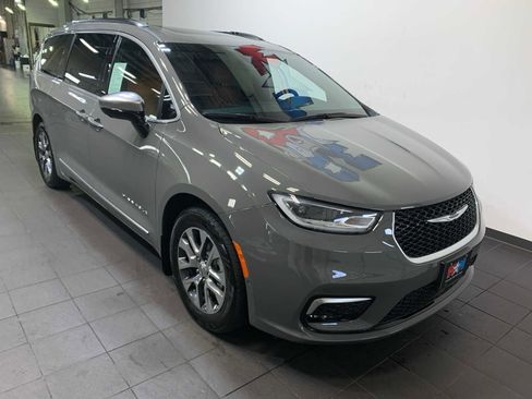 Used 2023 Chrysler Pacifica Pinnacle image 2