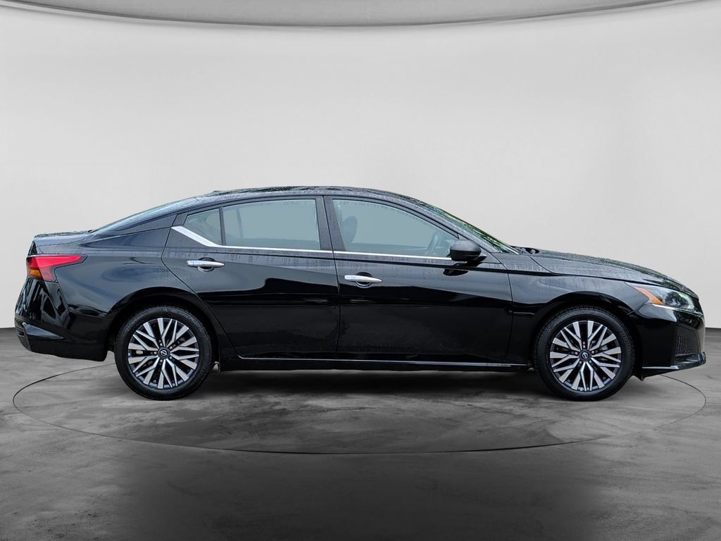 Used 2025 Nissan Altima 2.5 SV FWD image 8