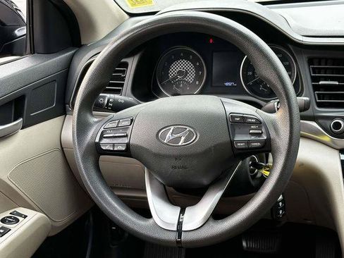 Used 2019 Hyundai Elantra SE w/ Winter Weather Package FWD image 14