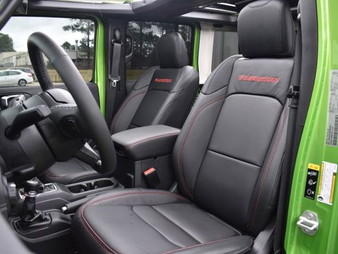 Used 2025 Jeep Wrangler Unlimited Rubicon image 27