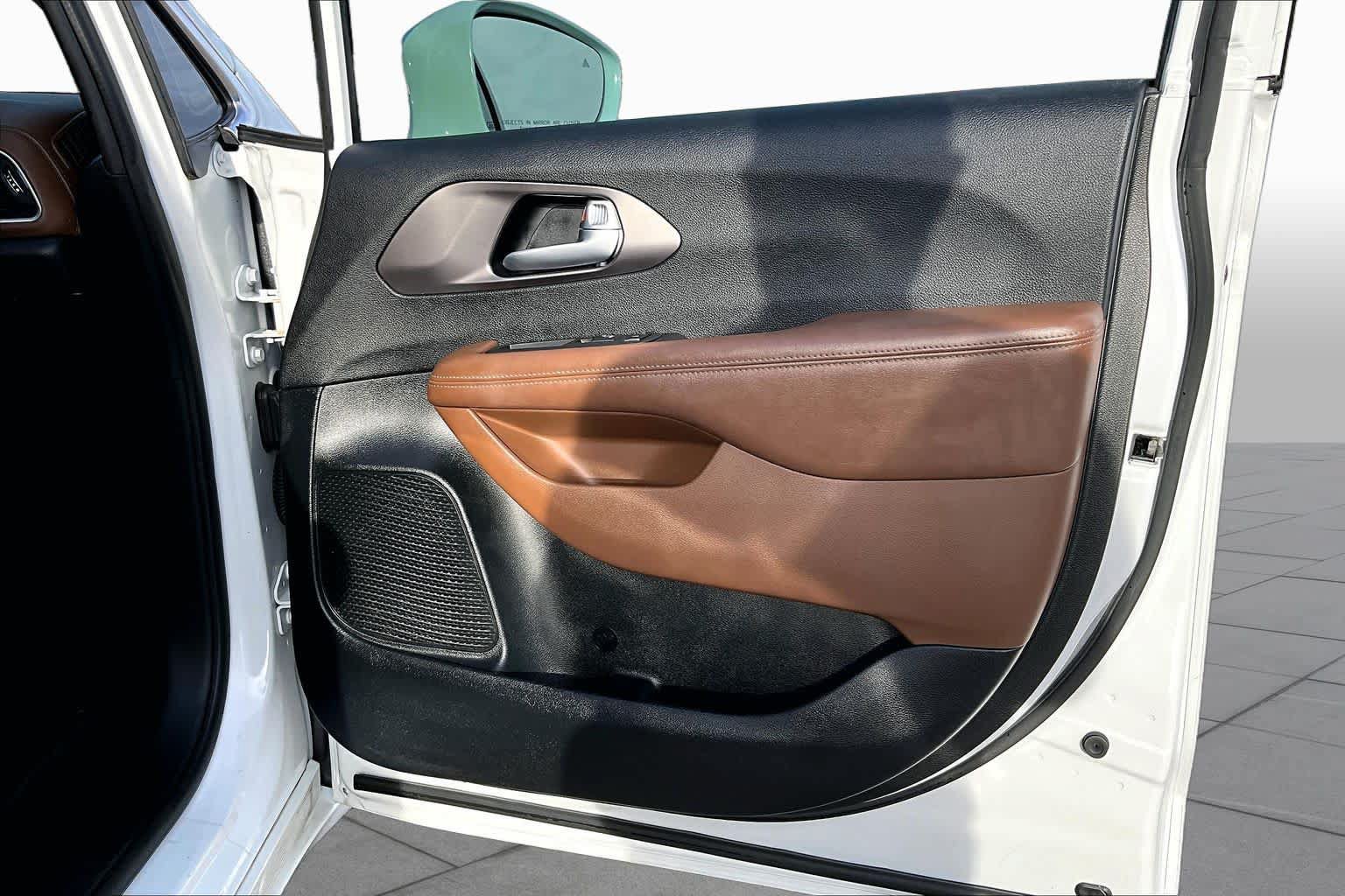 Used 2018 Chrysler Pacifica Limited w/ Advanced Safetytec Group FWD image 22
