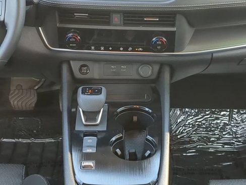 Used 2025 Nissan Rogue SV FWD image 18