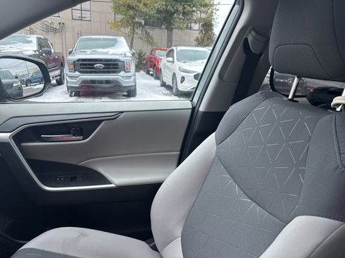 Used 2021 Toyota RAV4 XLE w/ Convenience Package image 18