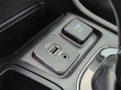 Used 2019 Jeep Cherokee Latitude Plus image 29