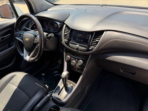 Used 2020 Chevrolet Trax LT w/ LT Convenience Package FWD image 14