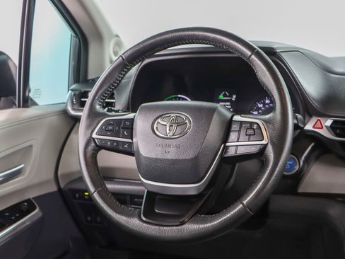 Used 2022 Toyota Sienna XLE image 12