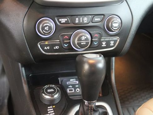 Used 2016 Jeep Cherokee Limited w/ Luxury Group AWD/4WD image 20