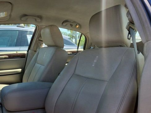 Used 2011 Lincoln Town Car Signature Limited RWD image 21