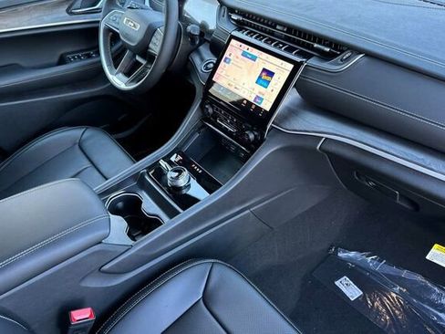 New 2025 Jeep Grand Cherokee Limited w/ Luxury Tech Group II AWD/4WD image 16