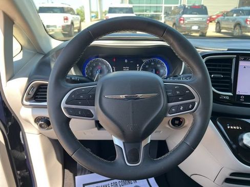 Used 2023 Chrysler Pacifica Touring-L FWD image 28