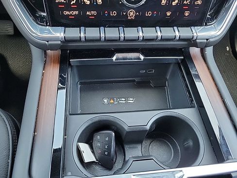 Used 2025 GMC Yukon XL Denali AWD/4WD image 17
