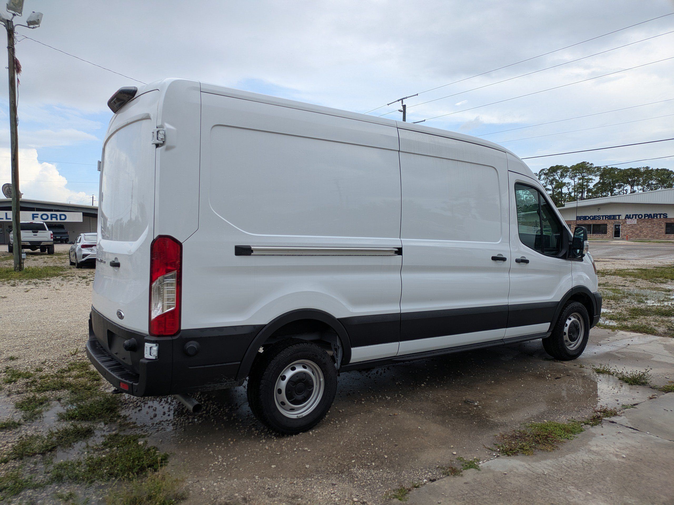 Used 2024 Ford Transit 250 148 Medium Roof RWD image 4