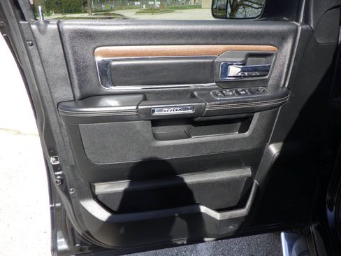 Used 2017 RAM 1500 Laramie w/ Convenience Group AWD/4WD image 8