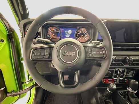 Used 2025 Jeep Wrangler Unlimited Rubicon AWD/4WD image 9