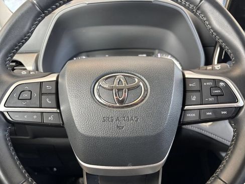 Used 2025 Toyota Highlander LE FWD image 29