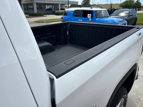 Used 2025 GMC Sierra 1500 SLE w/ X31 Off-Road Package AWD/4WD image 17