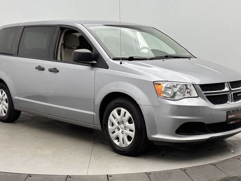 Used 2019 Dodge Grand Caravan SE w/ UConnect Hands-Free Group image 3