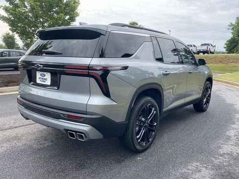 Used 2025 Chevrolet Traverse LT FWD image 3