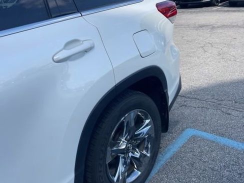Used 2019 Toyota Highlander Limited Platinum image 3