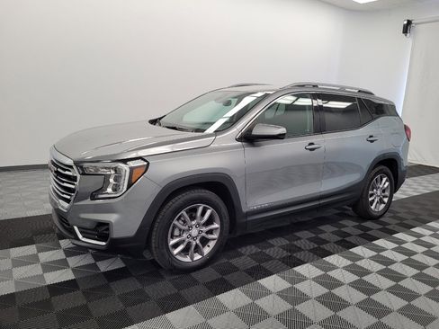 Used 2024 GMC Terrain SLT image 2