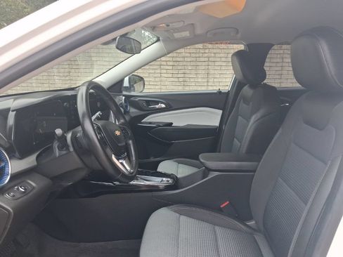 Used 2025 Chevrolet Trax LT w/ LT Convenience Package FWD image 4