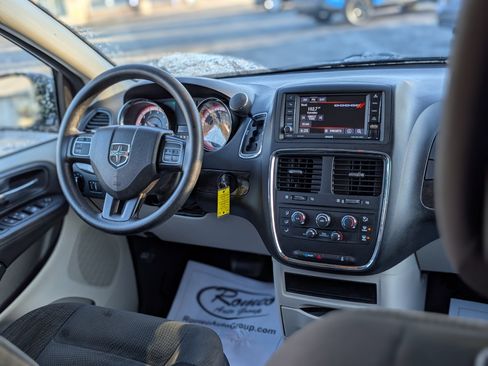 Used 2019 Dodge Grand Caravan SE w/ UConnect Hands-Free Group image 14