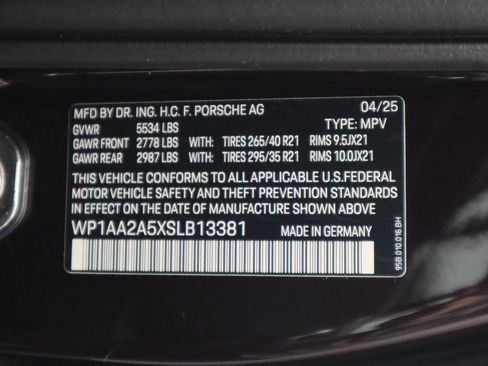 Used 2025 Porsche Macan AWD/4WD image 36