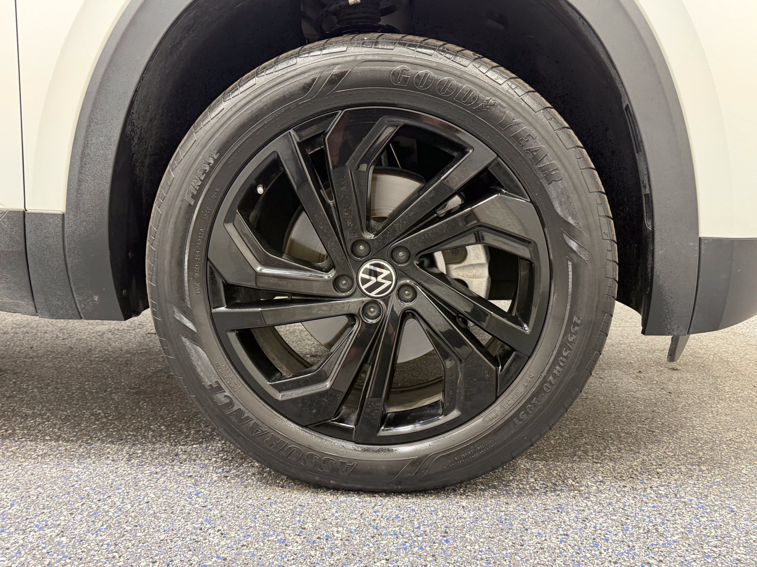Certified 2023 Volkswagen Atlas SE w/ Black Wheel Package FWD image 15