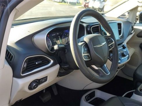 Certified 2024 Chrysler Pacifica Touring-L image 7