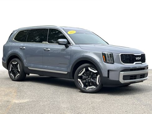 Used 2023 Kia Telluride EX w/ EX Captain's Chair Package image 2