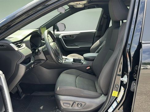 Used 2021 Toyota RAV4 SE image 31