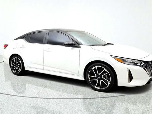 Used 2025 Nissan Sentra SR FWD image 3