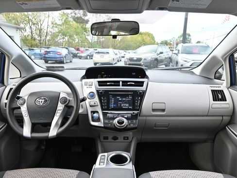 Used 2017 Toyota Prius V Three image 2