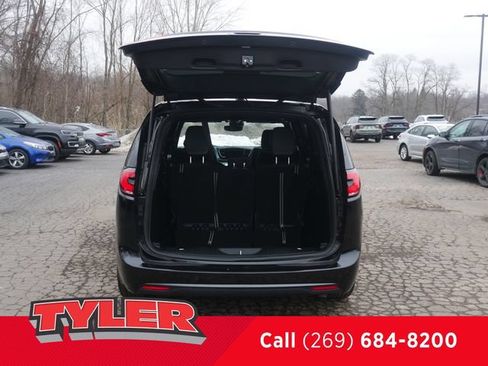 Used 2025 Chrysler Pacifica Limited FWD image 15