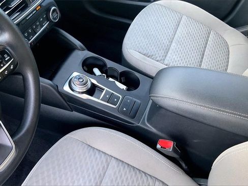 Used 2020 Ford Escape SE image 19