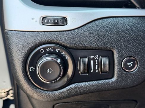 Used 2016 Jeep Cherokee Trailhawk w/ Comfort/Convenience Group AWD/4WD image 17