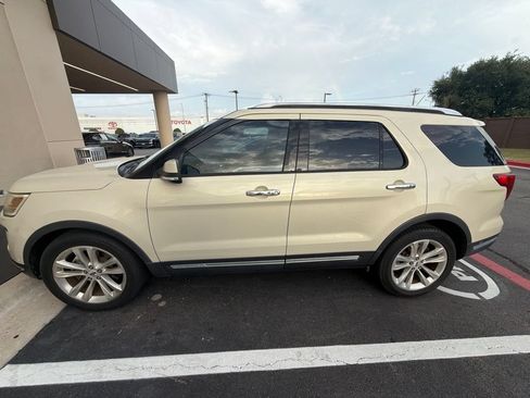 Used 2018 Ford Explorer Limited w/ Equipment Group 301A FWD image 4