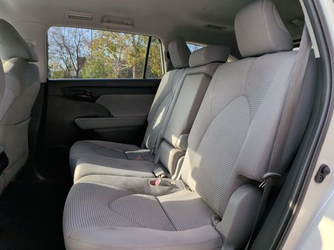 Used 2021 Toyota Highlander LE image 30