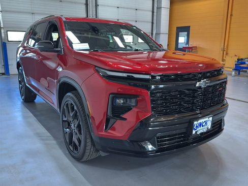Used 2025 Chevrolet Traverse RS image 8