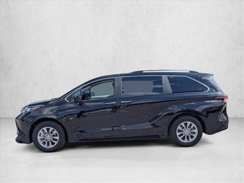 Used 2025 Toyota Sienna XLE FWD image 9