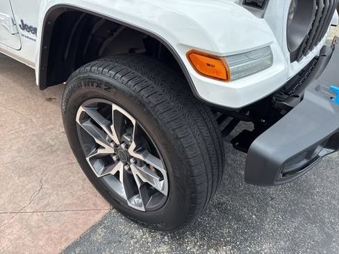Used 2024 Jeep Wrangler Unlimited AWD/4WD image 8