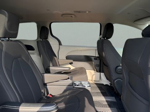 Used 2022 Chrysler Voyager LX FWD image 10