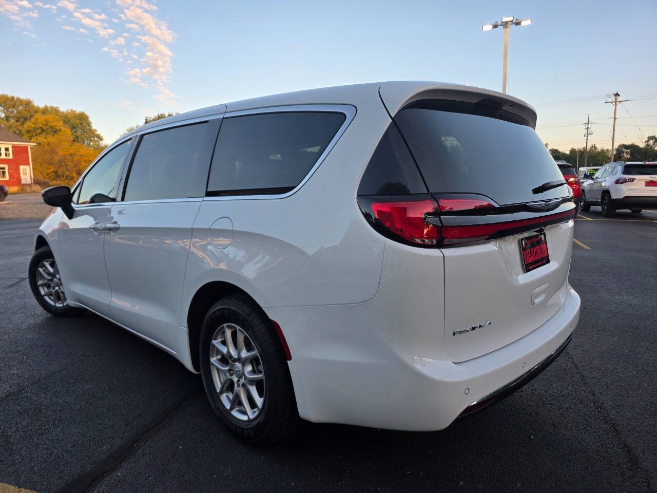 Used 2026 Chrysler Pacifica Select FWD image 6