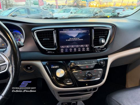 Used 2019 Chrysler Pacifica Touring-L image 18