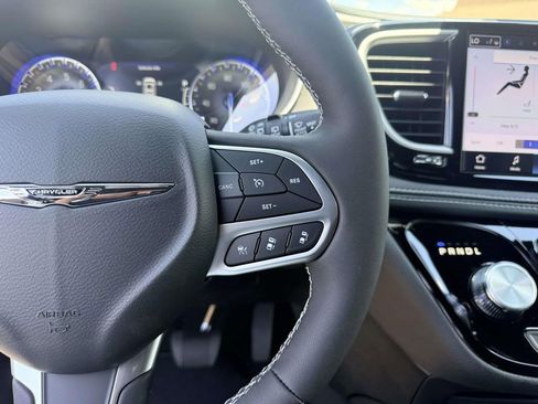 New 2026 Chrysler Pacifica Select FWD image 17